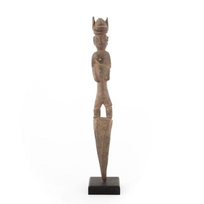 FON-BENIN 

Small botchio topped by a character...