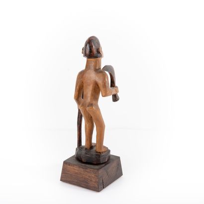 BEMBE - CONGO RDC 

Personnage portant canne...