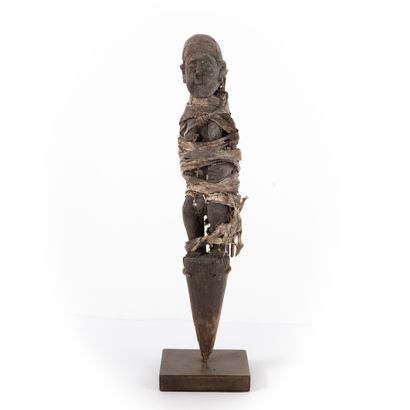 FON- BENIN 

Small botchio surmounted by...