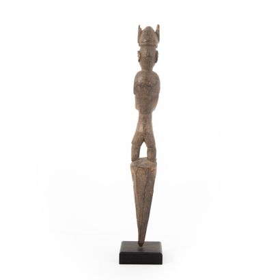FON-BENIN 

Small botchio topped by a character...