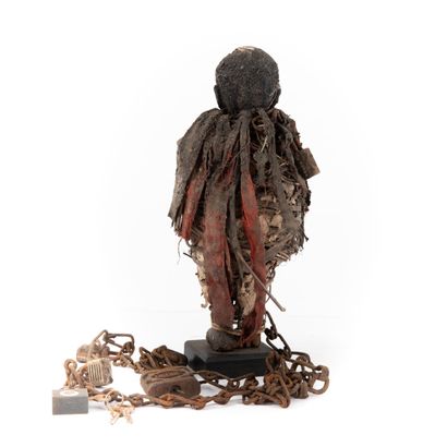 FON- BENIN 

Altar fetish, figure covered...