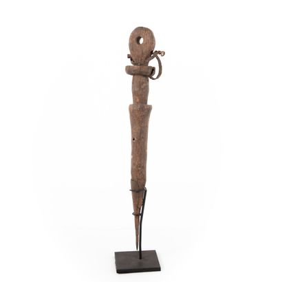 FON -BENIN 

Small botchio surmounted by...