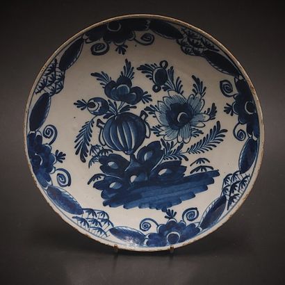 Delft



Small earthenware cup with blue...
