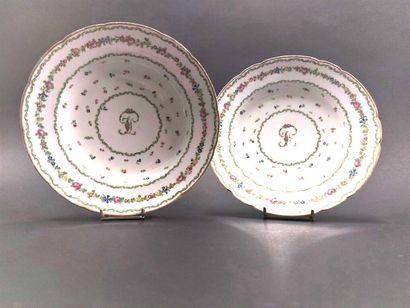 Vincennes



Two hard porcelain soup plates...
