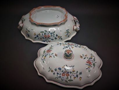 Rouen



Covered oval earthenware tureen...