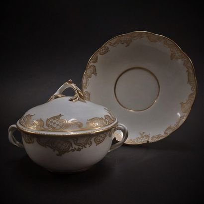 Sevres



Round covered ecuelle and its circular...