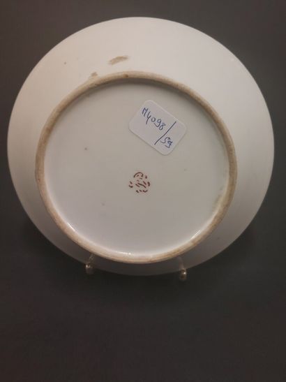 Paris



Porcelain cup and saucer with polychrome...