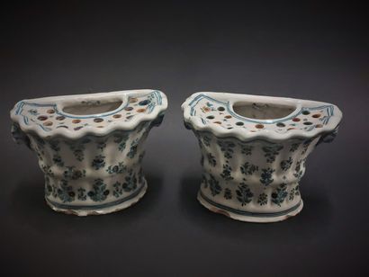Moustiers



Pair of earthenware bouquetières...
