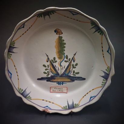 Nevers



Earthenware plate with contoured...