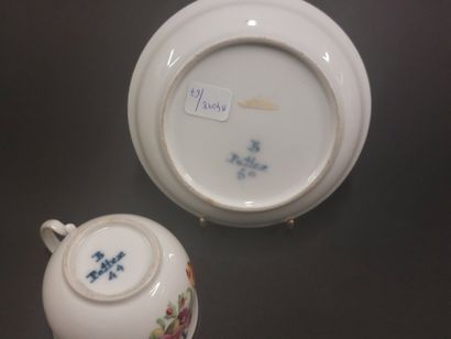 Paris



Porcelain cup and saucer with polychrome...