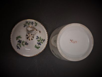 Paris



Porcelain covered cylindrical ointment...