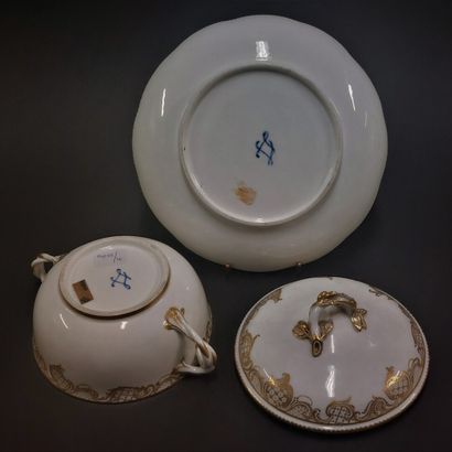 Sevres



Round covered ecuelle and its circular...