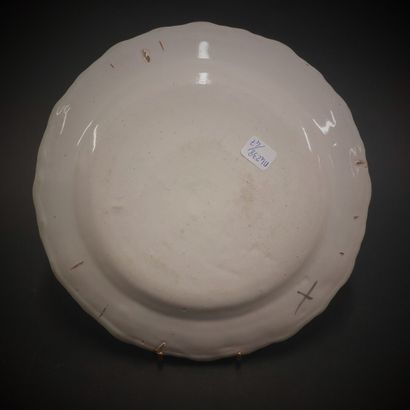 Moustiers



Plate with contoured edge out...