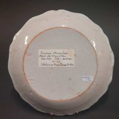 Nevers



Earthenware plate with contoured...