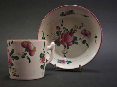 Moustiers



Earthenware cup and its saucer...