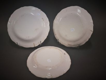 Moustiers



Three plates with contoured...