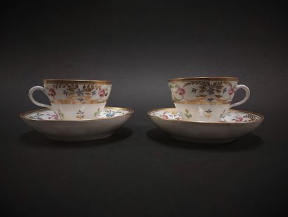 Paris 



Two porcelain cups and their saucer...