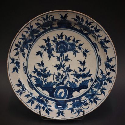 Delft



Round earthenware dish decorated...