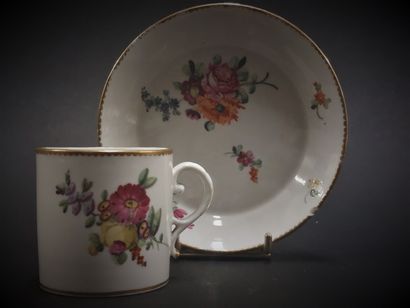 Paris



Cup of form litron and its saucer...