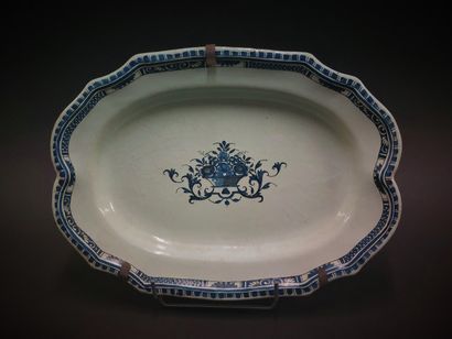 Rouen



Oval dish with contoured edge decorated...