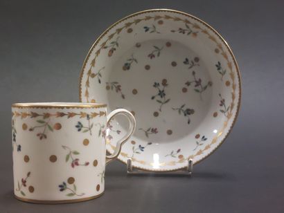 Paris



Porcelain cup and saucer with polychrome...