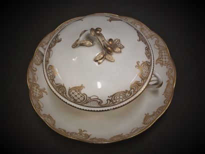 Sevres



Round covered ecuelle and its circular...