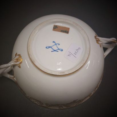Sevres



Round covered ecuelle and its circular...