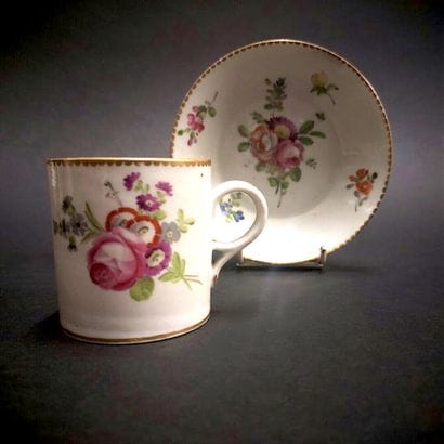 Paris



Cup of form litron and its saucer...