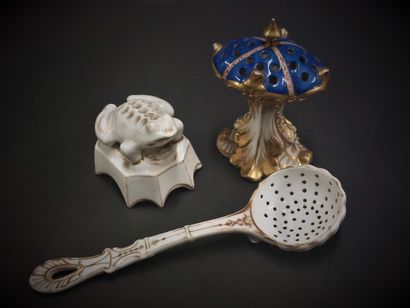 Paris



Two porcelain toothpick holders,...