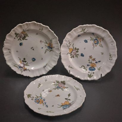 Moustiers



Three plates with contoured...