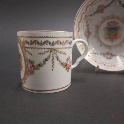 Paris



Cup of form litron and its saucer...