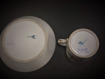 Paris



Cup of form litron and its saucer...