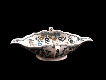 Moustiers



Oval earthenware gravy boat...