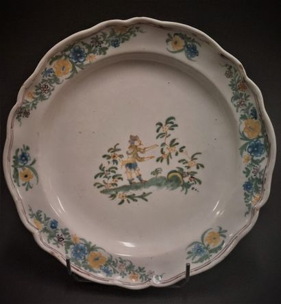 Midi



Round dish with contoured edge in...