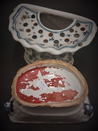 Moustiers



Pair of earthenware bouquetières...