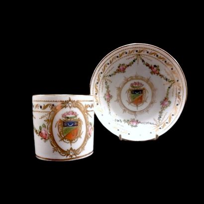Paris



Cup of form litron and its saucer...