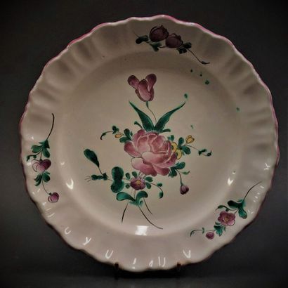 Moustiers



Plate with contoured edge out...