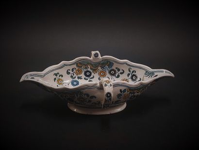 Moustiers



Oval earthenware gravy boat...