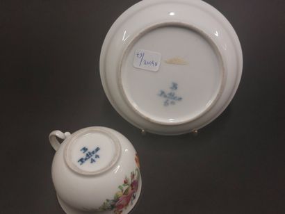 Paris



Porcelain cup and saucer with polychrome...