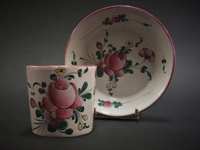 Moustiers



Earthenware cup and its saucer...