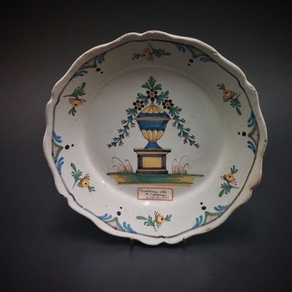 Nevers



Plate with contoured edge with...