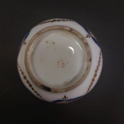 Paris



Porcelain bowl and saucer with polychrome...