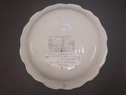 Moustiers



Round bowl with edge contourned...