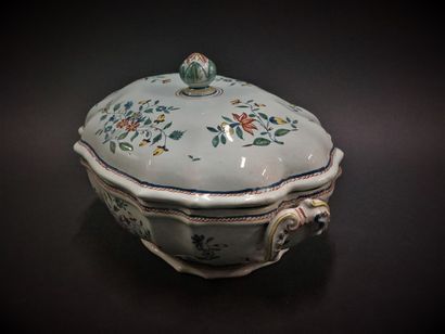 Rouen



Covered oval earthenware tureen...