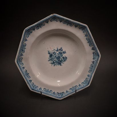 Moustiers



Octagonal earthenware dish decorated...