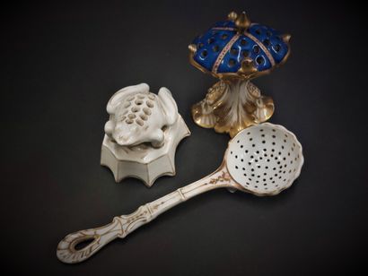 Paris



Two porcelain toothpick holders,...