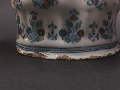 Moustiers



Pair of earthenware bouquetières...