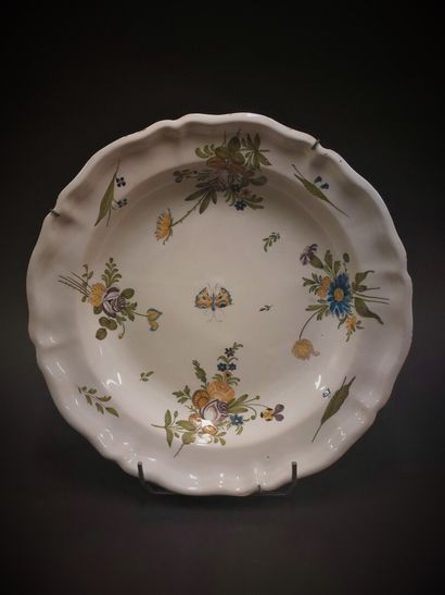 Moustiers



Large round dish with contoured...