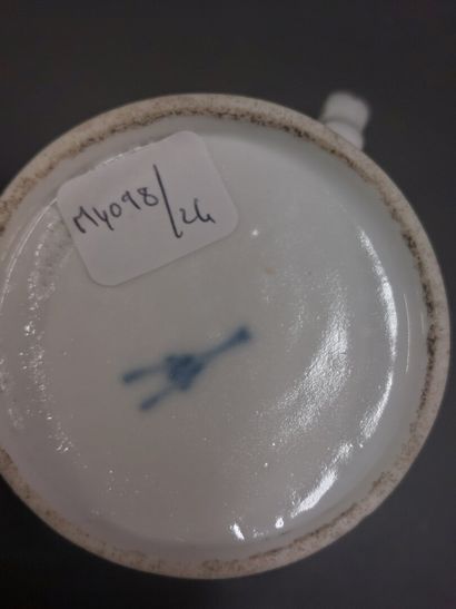 Paris



Cup of form litron and its saucer...