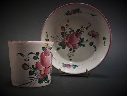 Moustiers



Earthenware cup and its saucer...